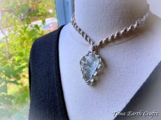 画像15: 全長4.5cm大ぶり♪ 高品質アンダラクリスタル（シエラネバダ産）ネックレス・ペンダント アクアセレニティ 薄水色 クリアアクアブルー ペールブルー ヘンプ 麻紐 生成り シンプル＆ナチュラル マクラメ 1点もの ハンドメイドアクセサリー スピリチュアル ヒーリングジュエリー　邪気除け 電磁波対策 お守り (15)
