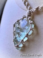 画像4: 全長4.5cm大ぶり♪ 高品質アンダラクリスタル（シエラネバダ産）ネックレス・ペンダント アクアセレニティ 薄水色 クリアアクアブルー ペールブルー ヘンプ 麻紐 生成り シンプル＆ナチュラル マクラメ 1点もの ハンドメイドアクセサリー スピリチュアル ヒーリングジュエリー　邪気除け 電磁波対策 お守り (4)