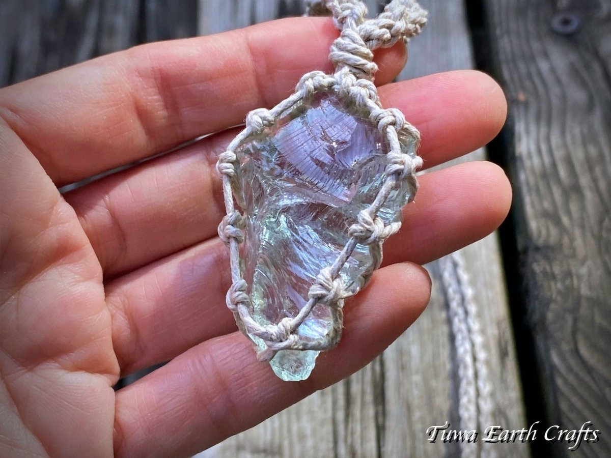 画像12: 全長4.5cm大ぶり♪ 高品質アンダラクリスタル（シエラネバダ産）ネックレス・ペンダント アクアセレニティ 薄水色 クリアアクアブルー ペールブルー ヘンプ 麻紐 生成り シンプル＆ナチュラル マクラメ 1点もの ハンドメイドアクセサリー スピリチュアル ヒーリングジュエリー　邪気除け 電磁波対策 お守り (12)