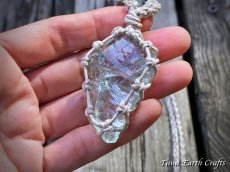 画像12: 全長4.5cm大ぶり♪ 高品質アンダラクリスタル（シエラネバダ産）ネックレス・ペンダント アクアセレニティ 薄水色 クリアアクアブルー ペールブルー ヘンプ 麻紐 生成り シンプル＆ナチュラル マクラメ 1点もの ハンドメイドアクセサリー スピリチュアル ヒーリングジュエリー　邪気除け 電磁波対策 お守り (12)