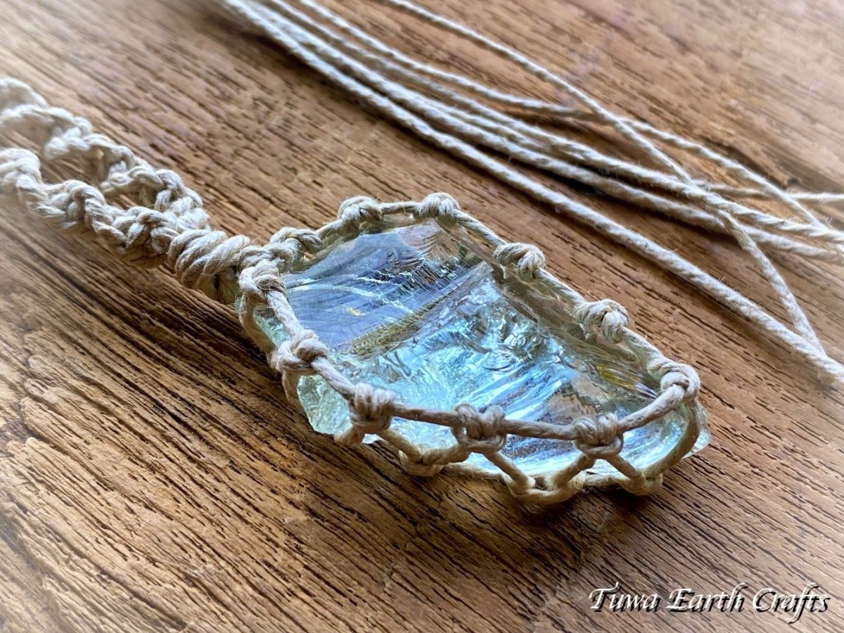画像23: 全長4.5cm大ぶり♪ 高品質アンダラクリスタル（シエラネバダ産）ネックレス・ペンダント アクアセレニティ 薄水色 クリアアクアブルー ペールブルー ヘンプ 麻紐 生成り シンプル＆ナチュラル マクラメ 1点もの ハンドメイドアクセサリー スピリチュアル ヒーリングジュエリー　邪気除け 電磁波対策 お守り (23)