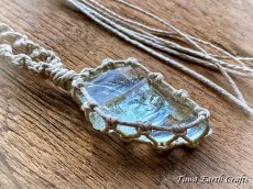 画像23: 全長4.5cm大ぶり♪ 高品質アンダラクリスタル（シエラネバダ産）ネックレス・ペンダント アクアセレニティ 薄水色 クリアアクアブルー ペールブルー ヘンプ 麻紐 生成り シンプル＆ナチュラル マクラメ 1点もの ハンドメイドアクセサリー スピリチュアル ヒーリングジュエリー　邪気除け 電磁波対策 お守り (23)