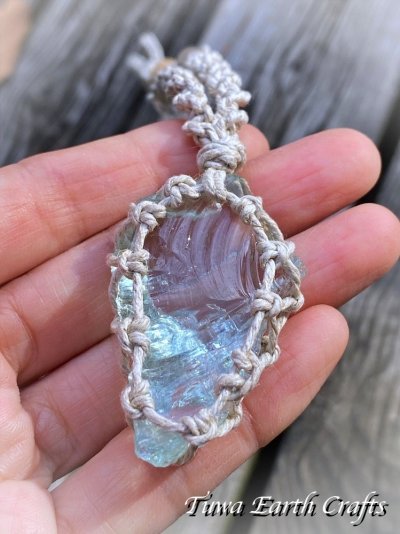 画像1: 全長4.5cm大ぶり♪ 高品質アンダラクリスタル（シエラネバダ産）ネックレス・ペンダント アクアセレニティ 薄水色 クリアアクアブルー ペールブルー ヘンプ 麻紐 生成り シンプル＆ナチュラル マクラメ 1点もの ハンドメイドアクセサリー スピリチュアル ヒーリングジュエリー　邪気除け 電磁波対策 お守り
