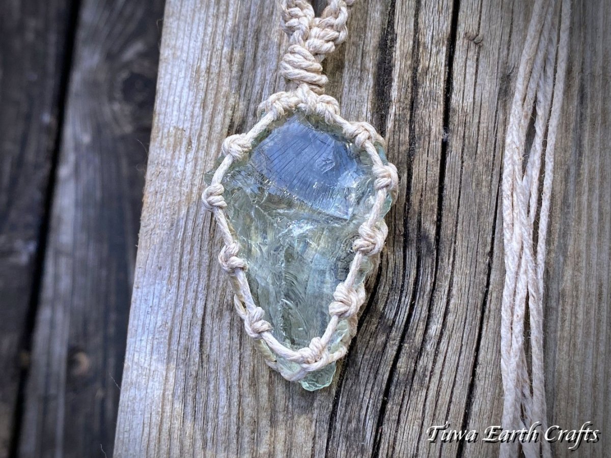 画像25: 全長4.5cm大ぶり♪ 高品質アンダラクリスタル（シエラネバダ産）ネックレス・ペンダント アクアセレニティ 薄水色 クリアアクアブルー ペールブルー ヘンプ 麻紐 生成り シンプル＆ナチュラル マクラメ 1点もの ハンドメイドアクセサリー スピリチュアル ヒーリングジュエリー　邪気除け 電磁波対策 お守り (25)