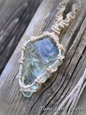 画像1: 全長4.5cm大ぶり♪ 高品質アンダラクリスタル（シエラネバダ産）ネックレス・ペンダント アクアセレニティ 薄水色 クリアアクアブルー ペールブルー ヘンプ 麻紐 生成り シンプル＆ナチュラル マクラメ 1点もの ハンドメイドアクセサリー スピリチュアル ヒーリングジュエリー　邪気除け 電磁波対策 お守り (1)