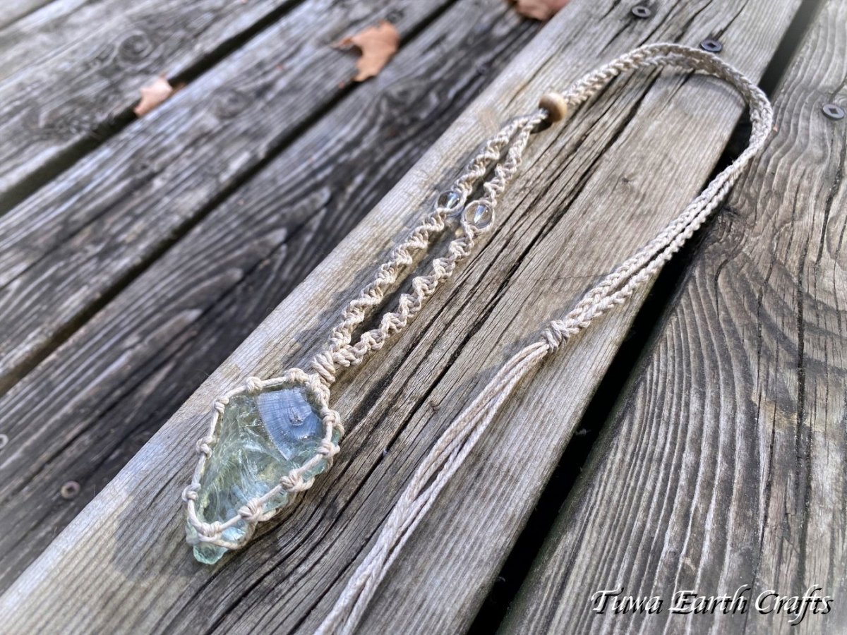 画像24: 全長4.5cm大ぶり♪ 高品質アンダラクリスタル（シエラネバダ産）ネックレス・ペンダント アクアセレニティ 薄水色 クリアアクアブルー ペールブルー ヘンプ 麻紐 生成り シンプル＆ナチュラル マクラメ 1点もの ハンドメイドアクセサリー スピリチュアル ヒーリングジュエリー　邪気除け 電磁波対策 お守り (24)