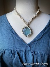 画像11: 両面使い可 大ぶり♪ 高品質アンダラクリスタル（シエラネバダ産）ネックレス・ペンダント  イスタリ グレイブルー  ヘンプ 麻紐 生成り シンプル＆ナチュラル マクラメ 1点もの ハンドメイドアクセサリー スピリチュアル ヒーリングジュエリー　邪気除け 電磁波対策 お守り (11)