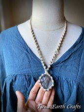 画像37: 両面使い可 大ぶり♪ 高品質アンダラクリスタル（シエラネバダ産）ネックレス・ペンダント  イスタリ グレイブルー  ヘンプ 麻紐 生成り シンプル＆ナチュラル マクラメ 1点もの ハンドメイドアクセサリー スピリチュアル ヒーリングジュエリー　邪気除け 電磁波対策 お守り (37)