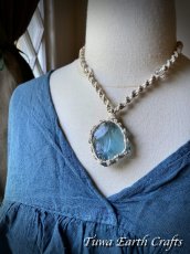 画像36: 両面使い可 大ぶり♪ 高品質アンダラクリスタル（シエラネバダ産）ネックレス・ペンダント  イスタリ グレイブルー  ヘンプ 麻紐 生成り シンプル＆ナチュラル マクラメ 1点もの ハンドメイドアクセサリー スピリチュアル ヒーリングジュエリー　邪気除け 電磁波対策 お守り (36)