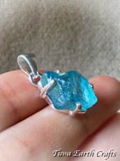 画像9: 虹入り♪【モチベーションアップ・意志の強化】高品質ネオンブルーアパタイト原石ペンダントトップ★１点もの天然石パワーストーンお守りアクセサリー ヒーリングジュエリー 　 (9)