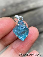 画像6: 虹入り♪【モチベーションアップ・意志の強化】高品質ネオンブルーアパタイト原石ペンダントトップ★１点もの天然石パワーストーンお守りアクセサリー ヒーリングジュエリー 　 (6)