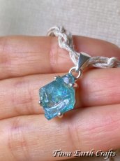 画像5: 虹入り♪【モチベーションアップ・意志の強化】高品質ネオンブルーアパタイト原石ペンダントトップ★１点もの天然石パワーストーンお守りアクセサリー ヒーリングジュエリー 　 (5)