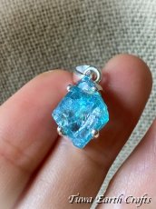画像7: 虹入り♪【モチベーションアップ・意志の強化】高品質ネオンブルーアパタイト原石ペンダントトップ★１点もの天然石パワーストーンお守りアクセサリー ヒーリングジュエリー 　 (7)