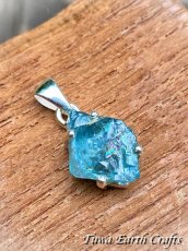画像1: 虹入り♪【モチベーションアップ・意志の強化】高品質ネオンブルーアパタイト原石ペンダントトップ★１点もの天然石パワーストーンお守りアクセサリー ヒーリングジュエリー 　 (1)