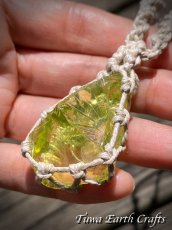 画像35: 【霊的成長・変革を促す】石全長4.3cm大ぶり 高品質アンダラクリスタル（シエラネバダ産）ネックレス・ペンダント ソラリス/エンジェルオーラ イエロー シンプル＆ナチュラル マクラメ 1点もの ハンドメイドアクセサリー スピリチュアル　お守り ヒーリングジュエリー 第12チャクラ対応 (35)