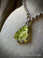 画像18: 【霊的成長・変革を促す】石全長4.3cm大ぶり 高品質アンダラクリスタル（シエラネバダ産）ネックレス・ペンダント ソラリス/エンジェルオーラ イエロー シンプル＆ナチュラル マクラメ 1点もの ハンドメイドアクセサリー スピリチュアル　お守り ヒーリングジュエリー 第12チャクラ対応 (18)