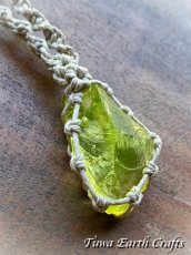 画像14: 【霊的成長・変革を促す】石全長4.3cm大ぶり 高品質アンダラクリスタル（シエラネバダ産）ネックレス・ペンダント ソラリス/エンジェルオーラ イエロー シンプル＆ナチュラル マクラメ 1点もの ハンドメイドアクセサリー スピリチュアル　お守り ヒーリングジュエリー 第12チャクラ対応 (14)