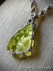 画像19: 【霊的成長・変革を促す】石全長4.3cm大ぶり 高品質アンダラクリスタル（シエラネバダ産）ネックレス・ペンダント ソラリス/エンジェルオーラ イエロー シンプル＆ナチュラル マクラメ 1点もの ハンドメイドアクセサリー スピリチュアル　お守り ヒーリングジュエリー 第12チャクラ対応 (19)