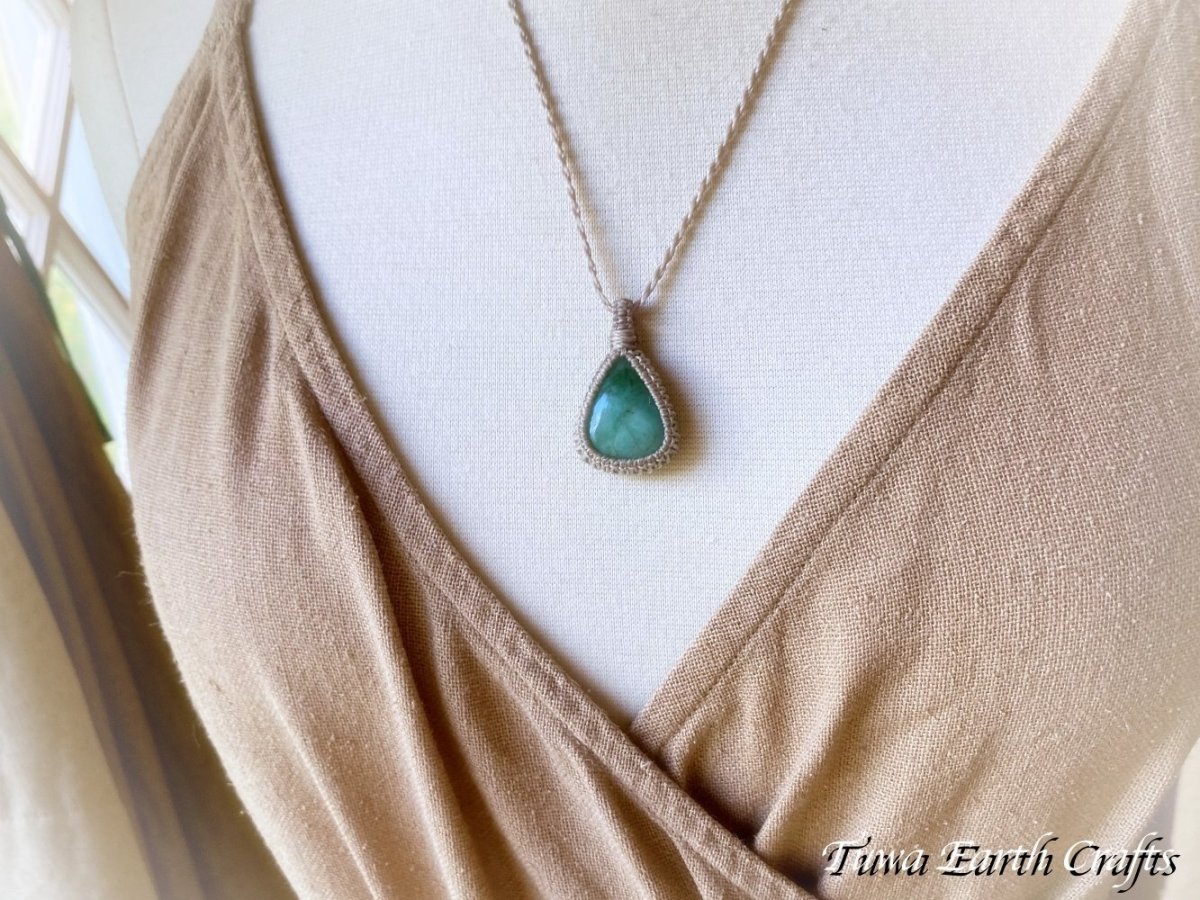 画像11: 1点もの ナチュラル天然エメラルド ペンダント・ネックレス★シンプル ハンドメイド 生成り マクラメ編み 天然石パワーストーン アクセサリー スピリチュアル 金属アレルギー対応 (11)