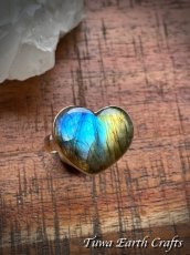 画像2: ハート型 1点もの 高品質 ラブラドライト リング 指輪 11号 神秘的ブルー ゴールド 天然石パワーストーンアクセサリー　ヒーリングジュエリー お守り　スターリングシルバー スピリチュアル (2)