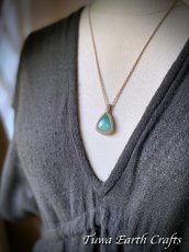 画像22: 1点もの ナチュラル天然エメラルド ペンダント・ネックレス★シンプル ハンドメイド 生成り マクラメ編み 天然石パワーストーン アクセサリー スピリチュアル 金属アレルギー対応 (22)