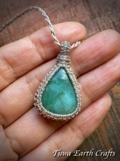 画像8: 1点もの ナチュラル天然エメラルド ペンダント・ネックレス★シンプル ハンドメイド 生成り マクラメ編み 天然石パワーストーン アクセサリー スピリチュアル 金属アレルギー対応 (8)