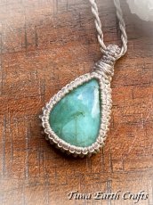 画像3: 1点もの ナチュラル天然エメラルド ペンダント・ネックレス★シンプル ハンドメイド 生成り マクラメ編み 天然石パワーストーン アクセサリー スピリチュアル 金属アレルギー対応 (3)