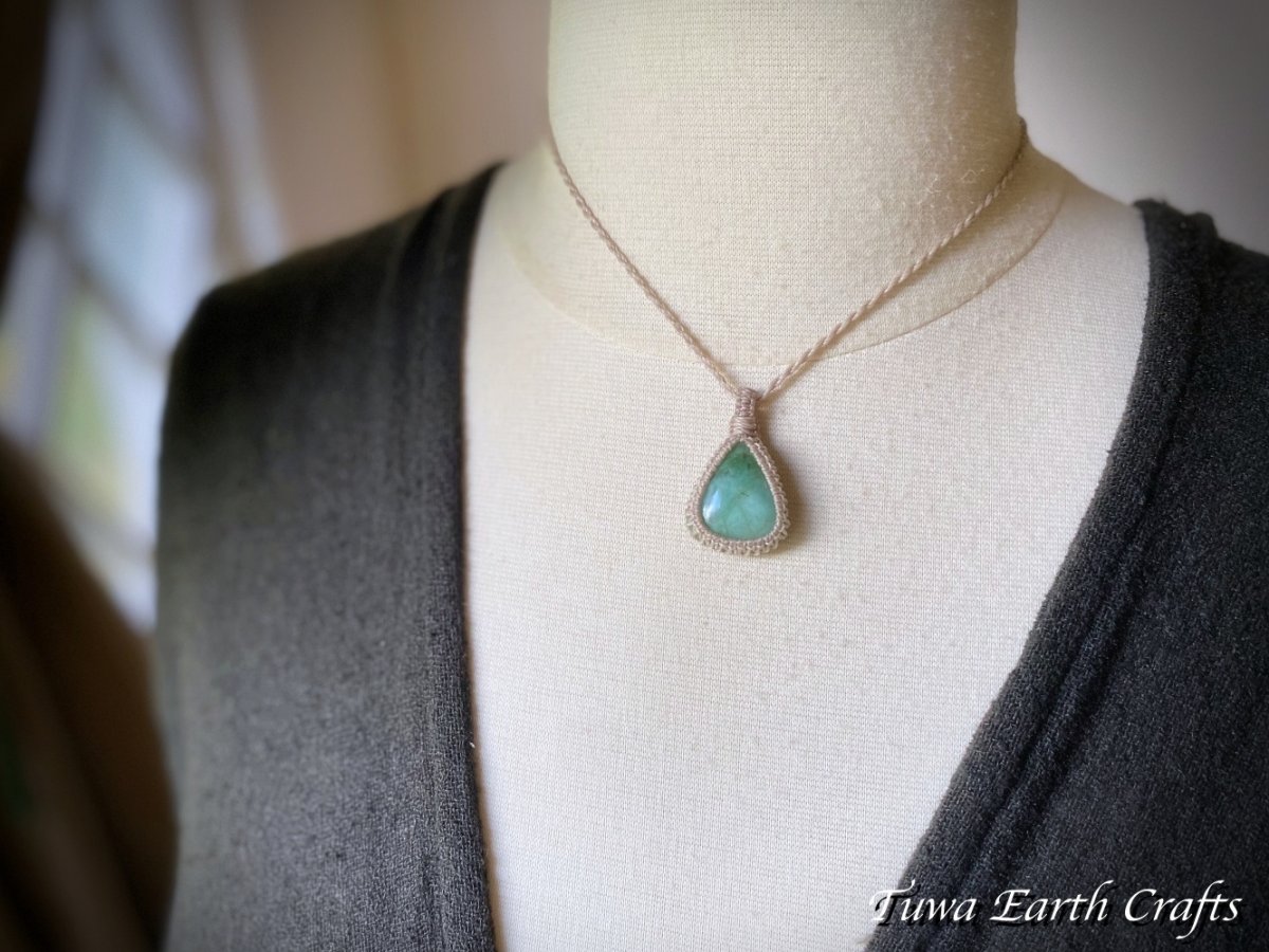 画像21: 1点もの ナチュラル天然エメラルド ペンダント・ネックレス★シンプル ハンドメイド 生成り マクラメ編み 天然石パワーストーン アクセサリー スピリチュアル 金属アレルギー対応 (21)