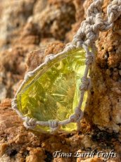 画像1: 【霊的成長・変革を促す】石全長4.3cm大ぶり 高品質アンダラクリスタル（シエラネバダ産）ネックレス・ペンダント ソラリス/エンジェルオーラ イエロー シンプル＆ナチュラル マクラメ 1点もの ハンドメイドアクセサリー スピリチュアル　お守り ヒーリングジュエリー 第12チャクラ対応 (1)