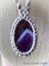 画像10: 石全長4cm大ぶり高品質シェブロンアメジスト ネックレス チョーカー ペンダント　アメジストファントム・ケープアメジスト　地球と身体に優しいヘンプ素材 1点物 シンプル＆ナチュラル★無染色 生成り ナチュラル天然素材オーガニックファッション  ハンドメイドお守り天然石ヒーリングストーン マクラメアクセサリー (10)