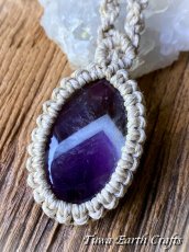 画像5: 石全長4cm大ぶり高品質シェブロンアメジスト ネックレス チョーカー ペンダント　アメジストファントム・ケープアメジスト　地球と身体に優しいヘンプ素材 1点物 シンプル＆ナチュラル★無染色 生成り ナチュラル天然素材オーガニックファッション  ハンドメイドお守り天然石ヒーリングストーン マクラメアクセサリー (5)