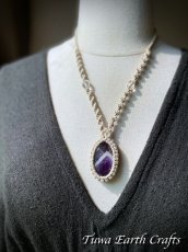 画像16: 石全長4cm大ぶり高品質シェブロンアメジスト ネックレス チョーカー ペンダント　アメジストファントム・ケープアメジスト　地球と身体に優しいヘンプ素材 1点物 シンプル＆ナチュラル★無染色 生成り ナチュラル天然素材オーガニックファッション  ハンドメイドお守り天然石ヒーリングストーン マクラメアクセサリー (16)