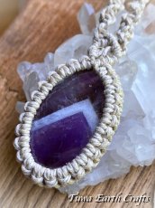 画像3: 石全長4cm大ぶり高品質シェブロンアメジスト ネックレス チョーカー ペンダント　アメジストファントム・ケープアメジスト　地球と身体に優しいヘンプ素材 1点物 シンプル＆ナチュラル★無染色 生成り ナチュラル天然素材オーガニックファッション  ハンドメイドお守り天然石ヒーリングストーン マクラメアクセサリー (3)