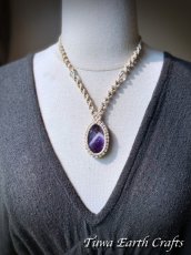 画像15: 石全長4cm大ぶり高品質シェブロンアメジスト ネックレス チョーカー ペンダント　アメジストファントム・ケープアメジスト　地球と身体に優しいヘンプ素材 1点物 シンプル＆ナチュラル★無染色 生成り ナチュラル天然素材オーガニックファッション  ハンドメイドお守り天然石ヒーリングストーン マクラメアクセサリー (15)