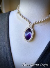 画像12: 石全長4cm大ぶり高品質シェブロンアメジスト ネックレス チョーカー ペンダント　アメジストファントム・ケープアメジスト　地球と身体に優しいヘンプ素材 1点物 シンプル＆ナチュラル★無染色 生成り ナチュラル天然素材オーガニックファッション  ハンドメイドお守り天然石ヒーリングストーン マクラメアクセサリー (12)