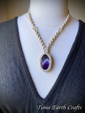 画像13: 石全長4cm大ぶり高品質シェブロンアメジスト ネックレス チョーカー ペンダント　アメジストファントム・ケープアメジスト　地球と身体に優しいヘンプ素材 1点物 シンプル＆ナチュラル★無染色 生成り ナチュラル天然素材オーガニックファッション  ハンドメイドお守り天然石ヒーリングストーン マクラメアクセサリー (13)