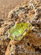 画像2: 【霊的成長・変革を促す】石全長4.3cm大ぶり 高品質アンダラクリスタル（シエラネバダ産）ネックレス・ペンダント ソラリス/エンジェルオーラ イエロー シンプル＆ナチュラル マクラメ 1点もの ハンドメイドアクセサリー スピリチュアル　お守り ヒーリングジュエリー 第12チャクラ対応 (2)