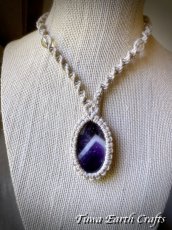 画像8: 石全長4cm大ぶり高品質シェブロンアメジスト ネックレス チョーカー ペンダント　アメジストファントム・ケープアメジスト　地球と身体に優しいヘンプ素材 1点物 シンプル＆ナチュラル★無染色 生成り ナチュラル天然素材オーガニックファッション  ハンドメイドお守り天然石ヒーリングストーン マクラメアクセサリー (8)