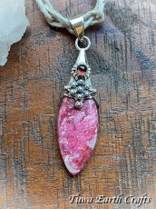 画像2: 【女性性と愛のシンボル】高品質ピンクチューライト＆ガーネット ペンダントトップ　１点もの　ピンクゾイサイト　ヒーリングジュエリーお守り天然石パワーストーン　アクセサリー　 (2)