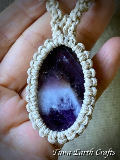 画像1: 石全長4cm大ぶり高品質シェブロンアメジスト ネックレス チョーカー ペンダント　アメジストファントム・ケープアメジスト　地球と身体に優しいヘンプ素材 1点物 シンプル＆ナチュラル★無染色 生成り ナチュラル天然素材オーガニックファッション  ハンドメイドお守り天然石ヒーリングストーン マクラメアクセサリー