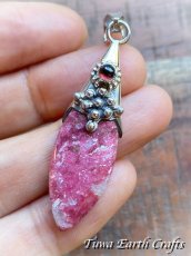 画像12: 【女性性と愛のシンボル】高品質ピンクチューライト＆ガーネット ペンダントトップ　１点もの　ピンクゾイサイト　ヒーリングジュエリーお守り天然石パワーストーン　アクセサリー　 (12)