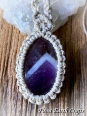 画像4: 石全長4cm大ぶり高品質シェブロンアメジスト ネックレス チョーカー ペンダント　アメジストファントム・ケープアメジスト　地球と身体に優しいヘンプ素材 1点物 シンプル＆ナチュラル★無染色 生成り ナチュラル天然素材オーガニックファッション  ハンドメイドお守り天然石ヒーリングストーン マクラメアクセサリー (4)