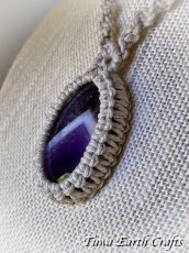 画像9: 石全長4cm大ぶり高品質シェブロンアメジスト ネックレス チョーカー ペンダント　アメジストファントム・ケープアメジスト　地球と身体に優しいヘンプ素材 1点物 シンプル＆ナチュラル★無染色 生成り ナチュラル天然素材オーガニックファッション  ハンドメイドお守り天然石ヒーリングストーン マクラメアクセサリー (9)