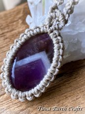 画像2: 石全長4cm大ぶり高品質シェブロンアメジスト ネックレス チョーカー ペンダント　アメジストファントム・ケープアメジスト　地球と身体に優しいヘンプ素材 1点物 シンプル＆ナチュラル★無染色 生成り ナチュラル天然素材オーガニックファッション  ハンドメイドお守り天然石ヒーリングストーン マクラメアクセサリー (2)