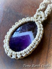 画像7: 石全長4cm大ぶり高品質シェブロンアメジスト ネックレス チョーカー ペンダント　アメジストファントム・ケープアメジスト　地球と身体に優しいヘンプ素材 1点物 シンプル＆ナチュラル★無染色 生成り ナチュラル天然素材オーガニックファッション  ハンドメイドお守り天然石ヒーリングストーン マクラメアクセサリー (7)