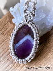 画像1: 石全長4cm大ぶり高品質シェブロンアメジスト ネックレス チョーカー ペンダント　アメジストファントム・ケープアメジスト　地球と身体に優しいヘンプ素材 1点物 シンプル＆ナチュラル★無染色 生成り ナチュラル天然素材オーガニックファッション  ハンドメイドお守り天然石ヒーリングストーン マクラメアクセサリー (1)