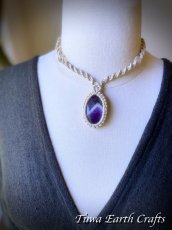 画像11: 石全長4cm大ぶり高品質シェブロンアメジスト ネックレス チョーカー ペンダント　アメジストファントム・ケープアメジスト　地球と身体に優しいヘンプ素材 1点物 シンプル＆ナチュラル★無染色 生成り ナチュラル天然素材オーガニックファッション  ハンドメイドお守り天然石ヒーリングストーン マクラメアクセサリー (11)