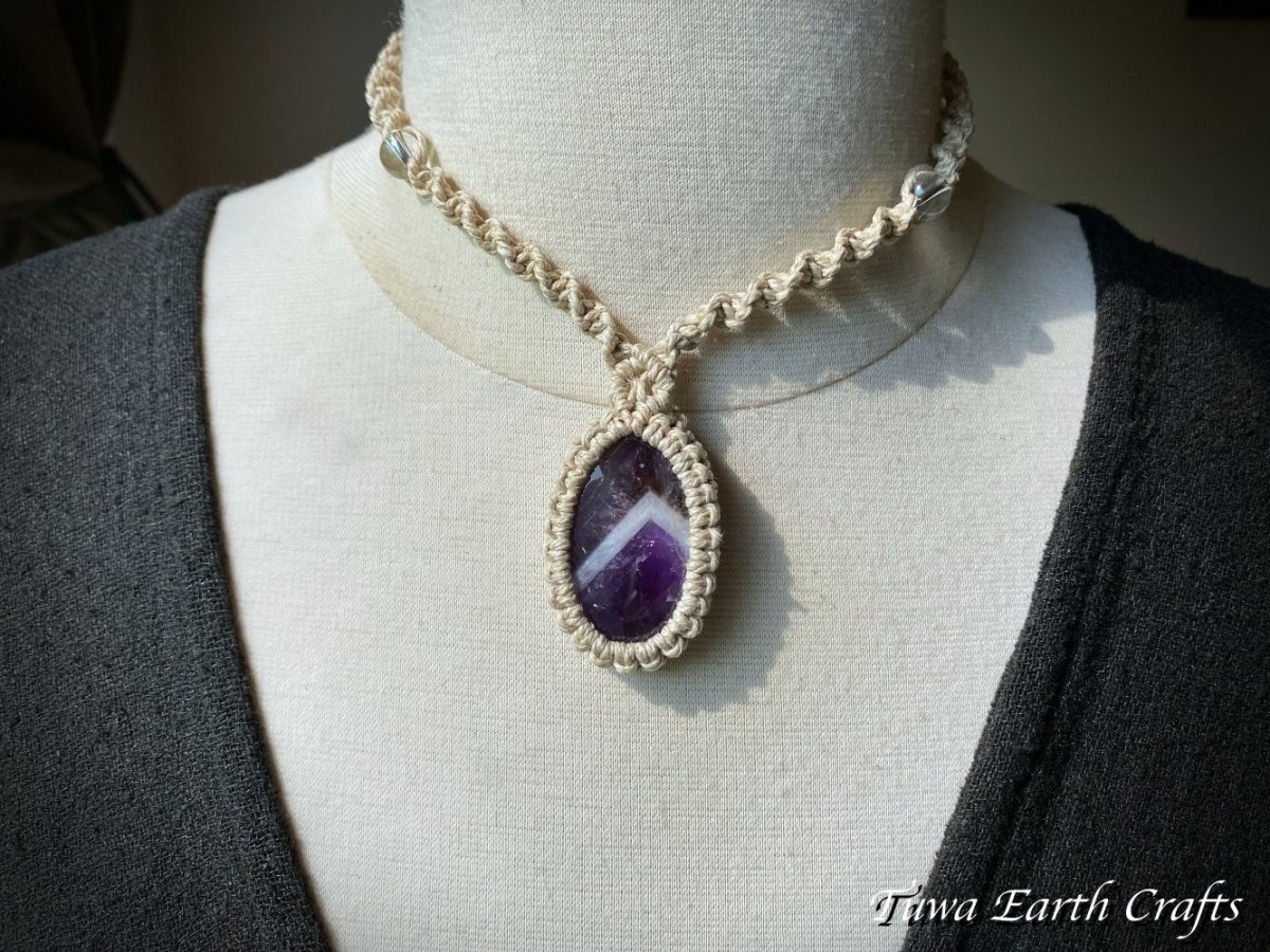 画像14: 石全長4cm大ぶり高品質シェブロンアメジスト ネックレス チョーカー ペンダント　アメジストファントム・ケープアメジスト　地球と身体に優しいヘンプ素材 1点物 シンプル＆ナチュラル★無染色 生成り ナチュラル天然素材オーガニックファッション  ハンドメイドお守り天然石ヒーリングストーン マクラメアクセサリー (14)