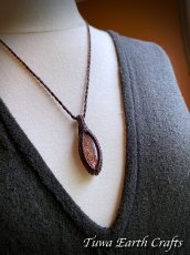 画像17: 【自信向上・行動力アップ】きらきら虹色シラー太陽の石 レピドクロサイト入り レインボーサンストーン ネックレス／ペンダント 水晶★シンプル＆ナチュラル 1点物 ハンドメイド マクラメ 天然石 お守りヒーリングアクセサリー (17)