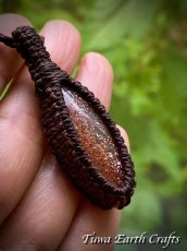 画像14: 【自信向上・行動力アップ】きらきら虹色シラー太陽の石 レピドクロサイト入り レインボーサンストーン ネックレス／ペンダント 水晶★シンプル＆ナチュラル 1点物 ハンドメイド マクラメ 天然石 お守りヒーリングアクセサリー (14)